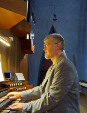 Martin Hertel vor der Klais-Orgel in St.Bonifatius